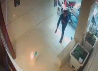 配资炒股爆仓 一男子向伊朗总统候选人竞选办公室投掷燃烧弹